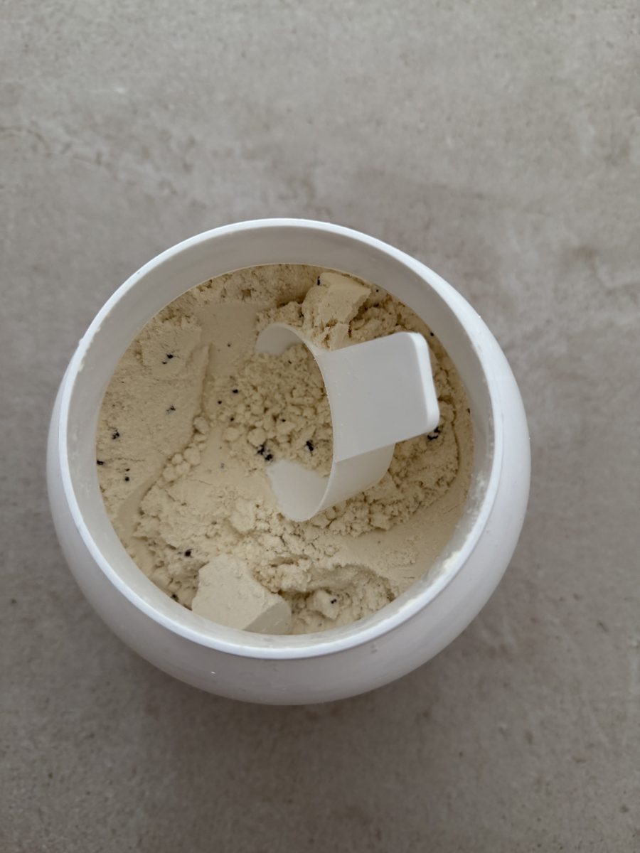 Im Pulver sind Vanille und die dunklen Cookie-Stückchen mit Schokolade erkennbar.