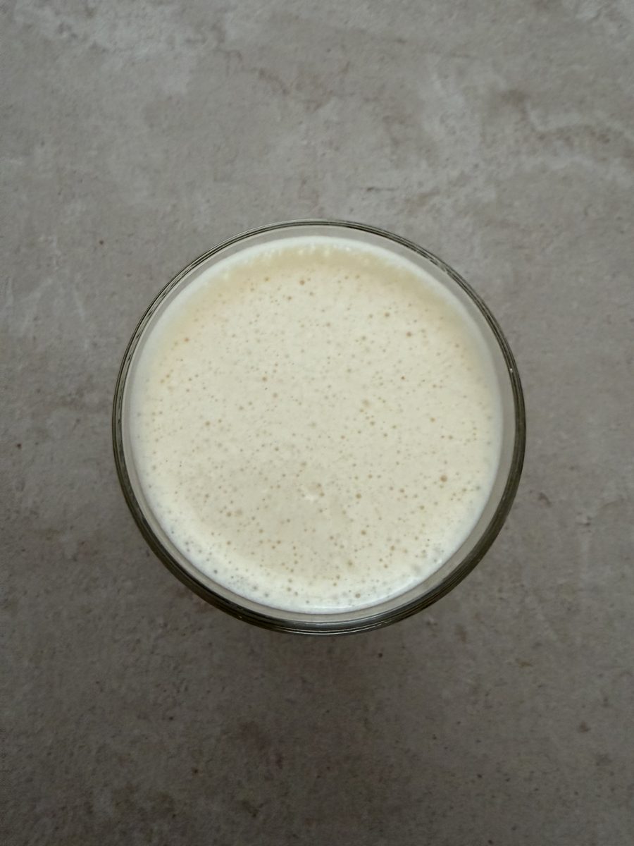 Der fertige Shake nach zweimaligem Aufschäumen – hell, sehr dickflüssig.